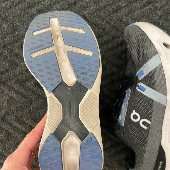 On Running Cloud eclipse size 7.5 women’s - Picture 5 of 8